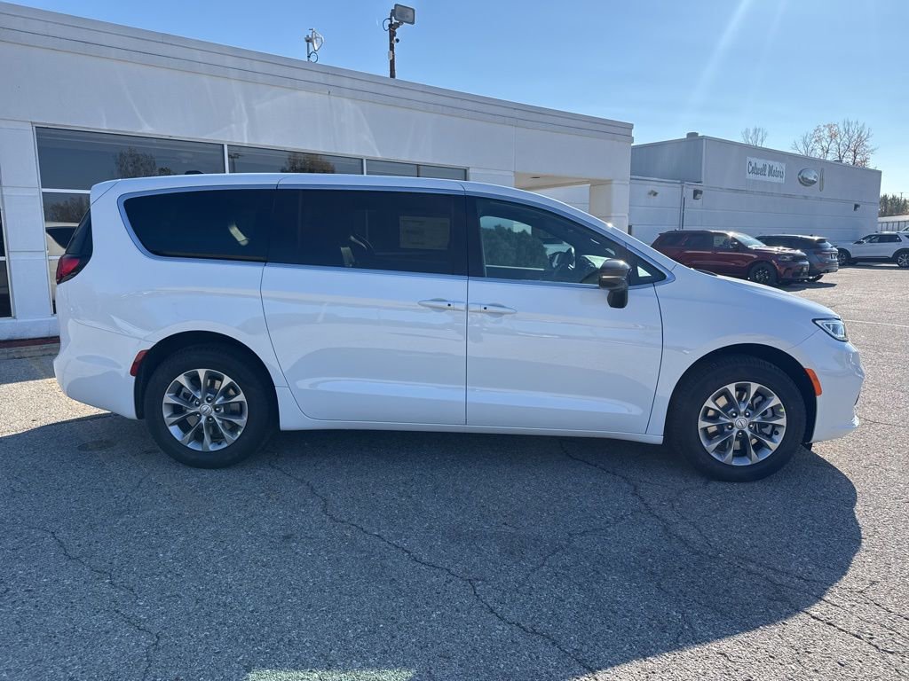 New 2026 Chrysler Pacifica Select image 2