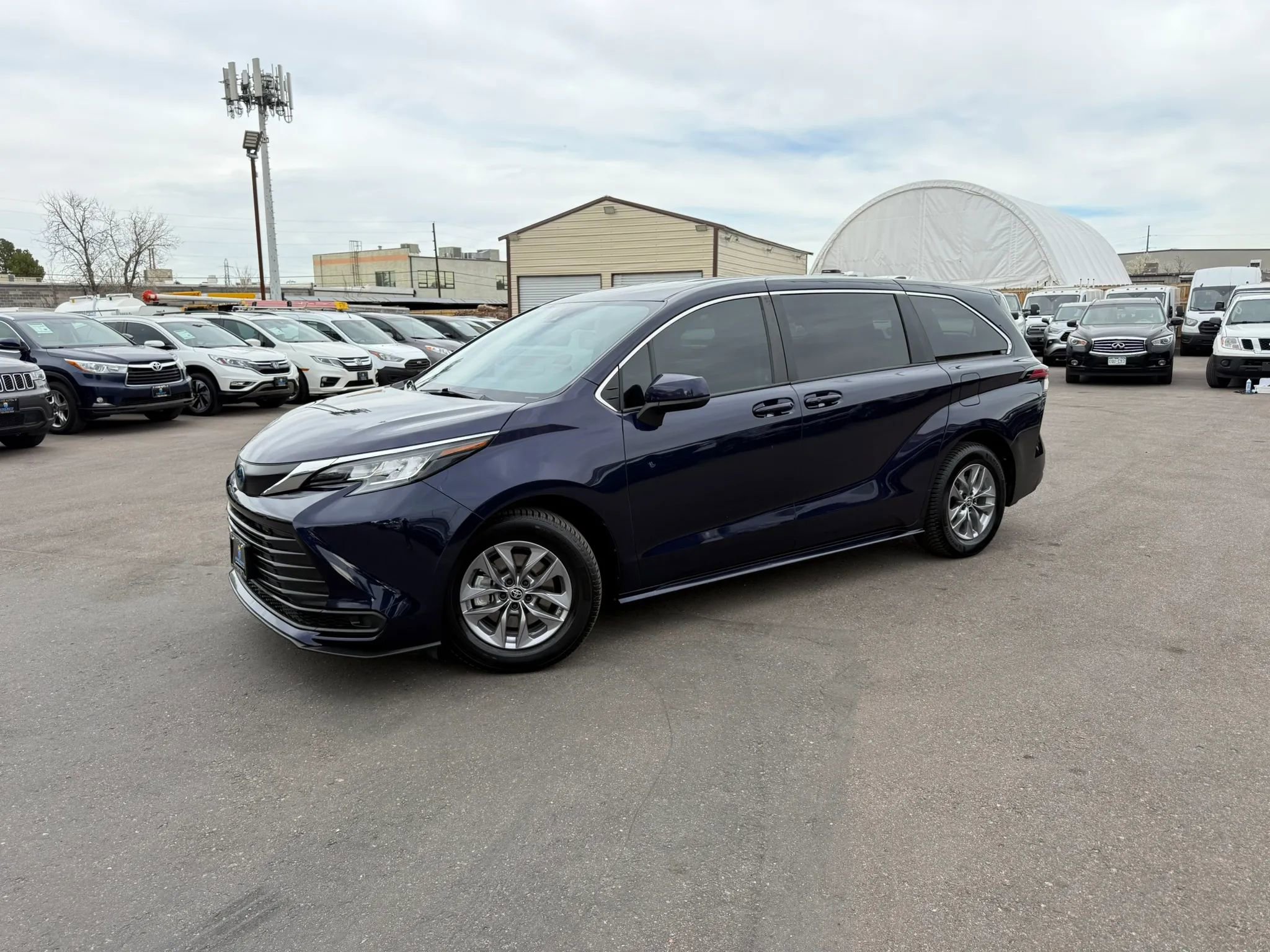 Used 2022 Toyota Sienna LE image 2