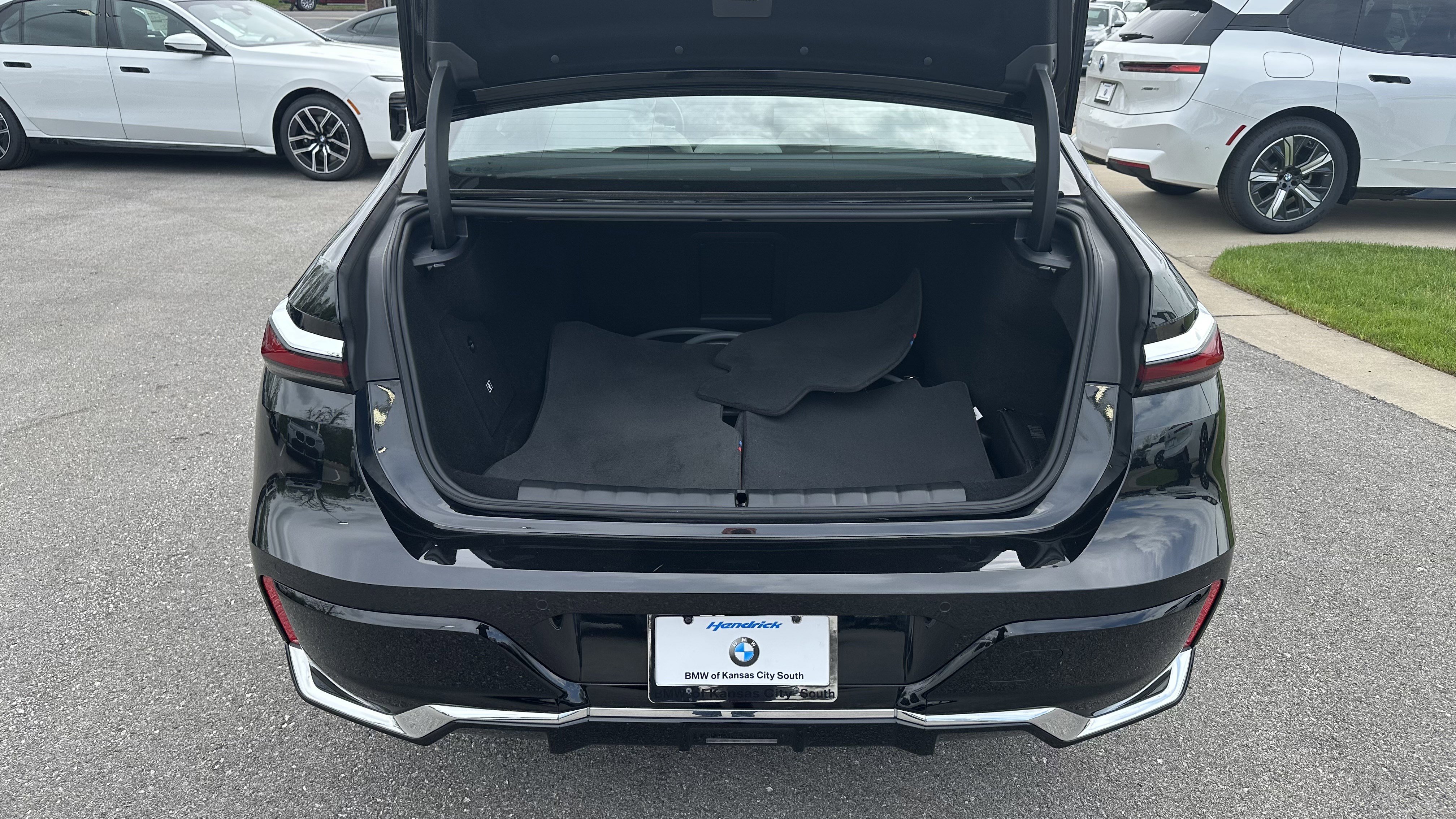 Certified 2025 BMW i7 xDrive60 w/ Premium Package AWD/4WD image 33