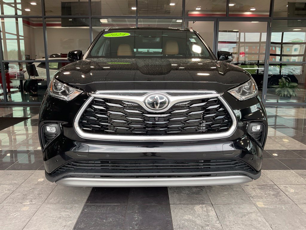 Used 2024 Toyota Highlander Platinum AWD/4WD image 2