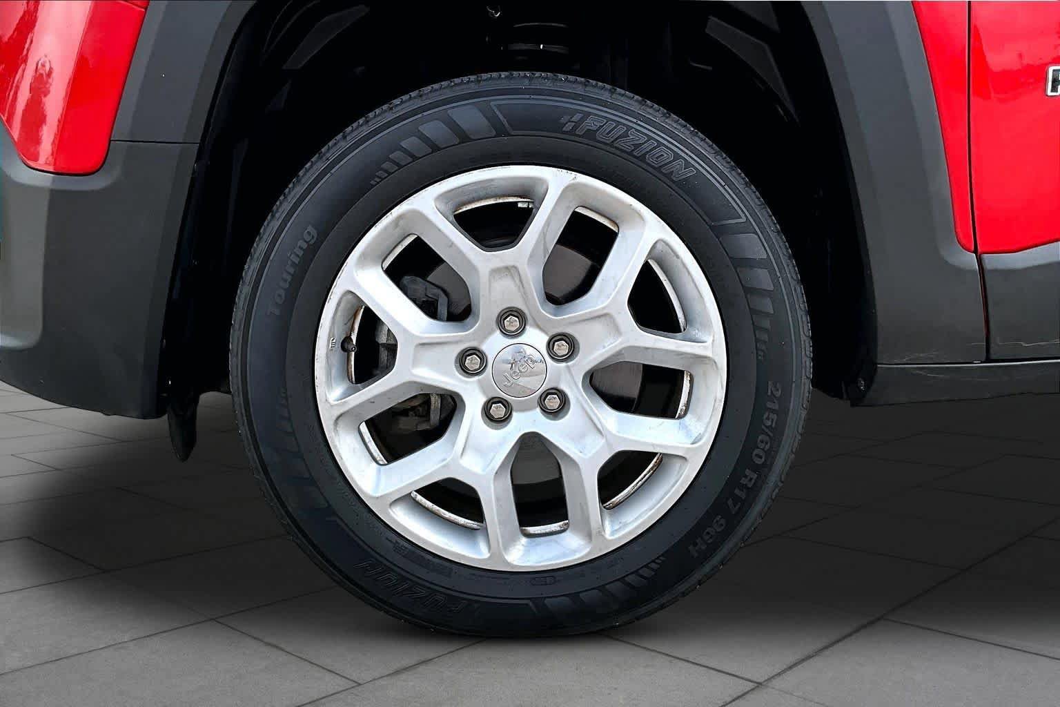 Used 2016 Jeep Renegade Latitude AWD/4WD image 11