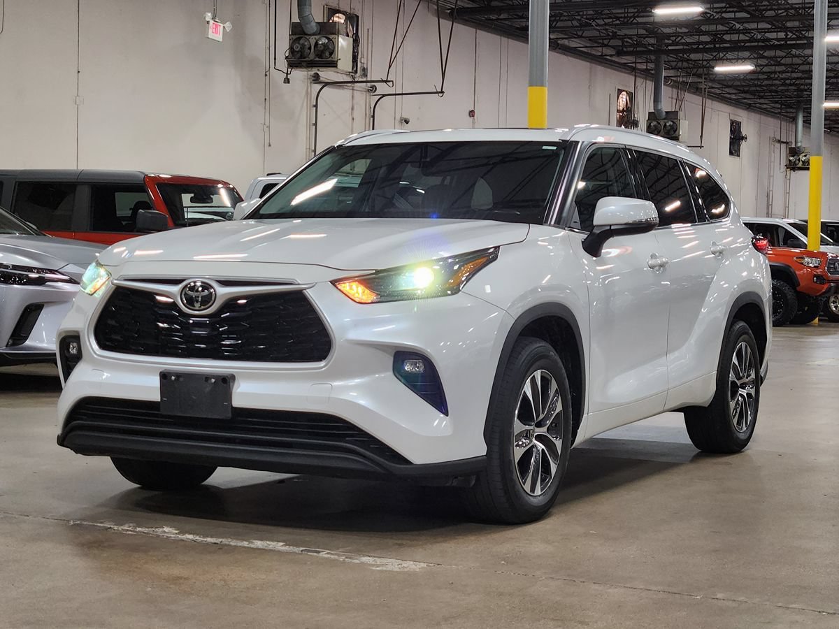 Used 2022 Toyota Highlander XLE FWD image 4