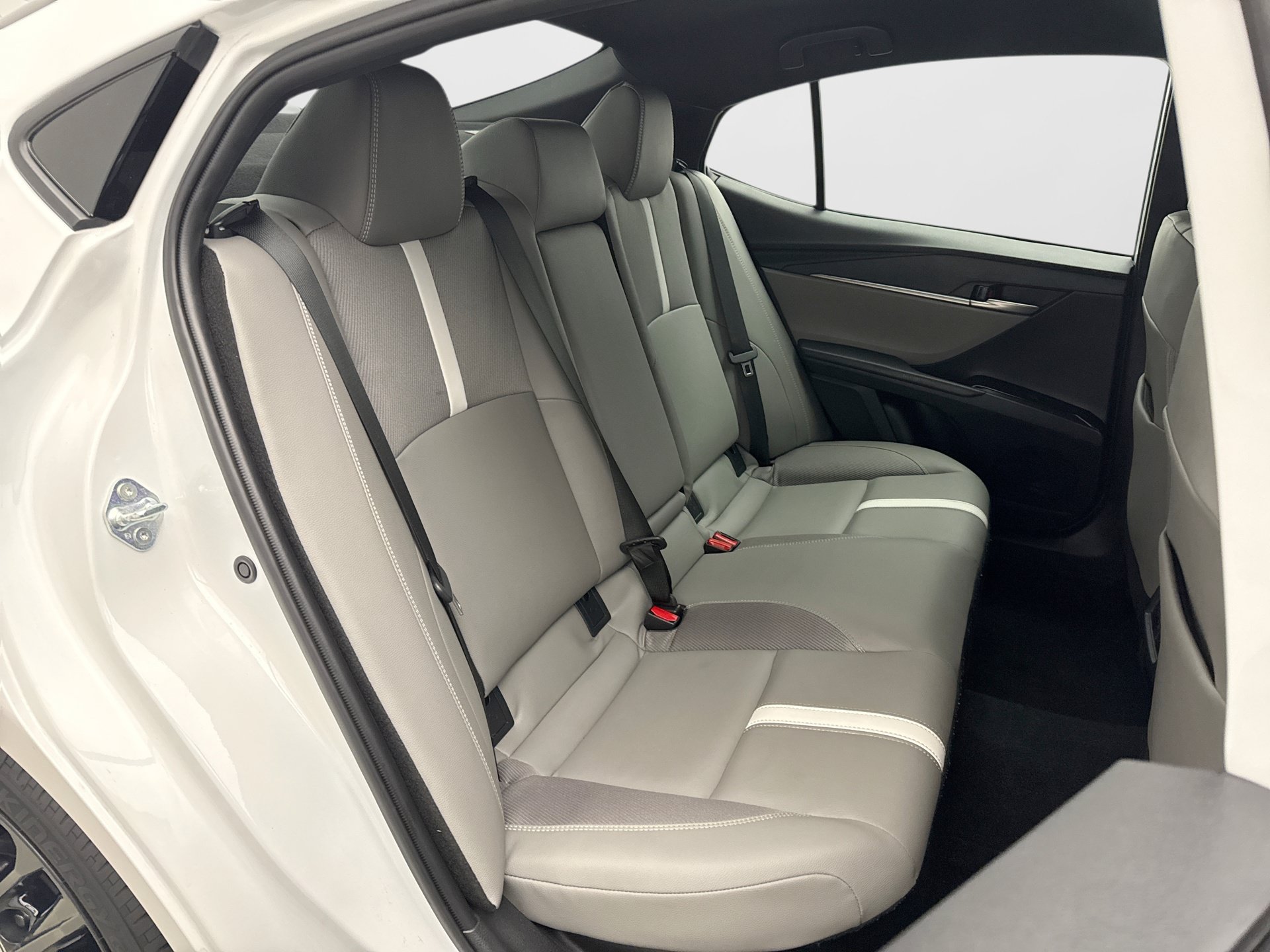 Used 2025 Toyota Camry SE w/ Convenience Package FWD image 18