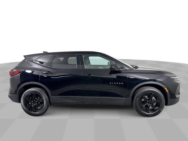 Used 2025 Chevrolet Blazer LT FWD image 9