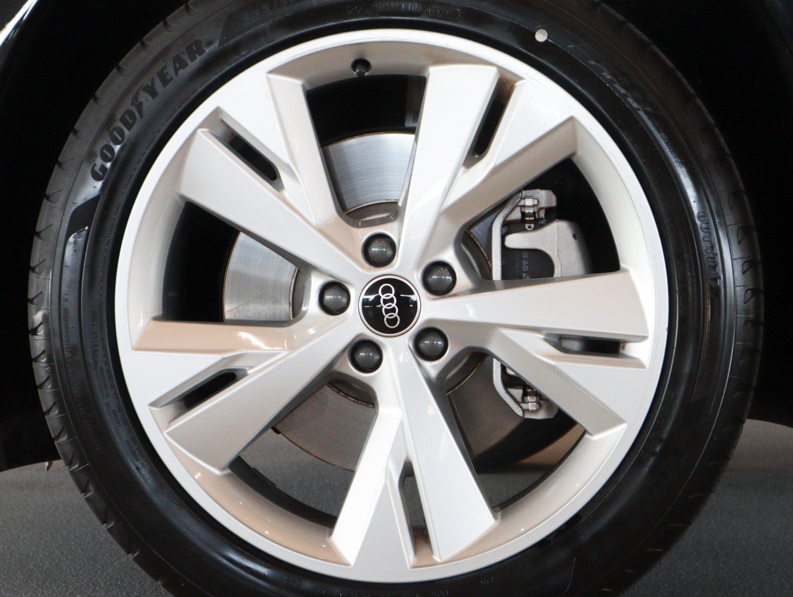 Used 2023 Audi Q4 e-tron Premium Plus w/ Premium Plus AWD/4WD image 7