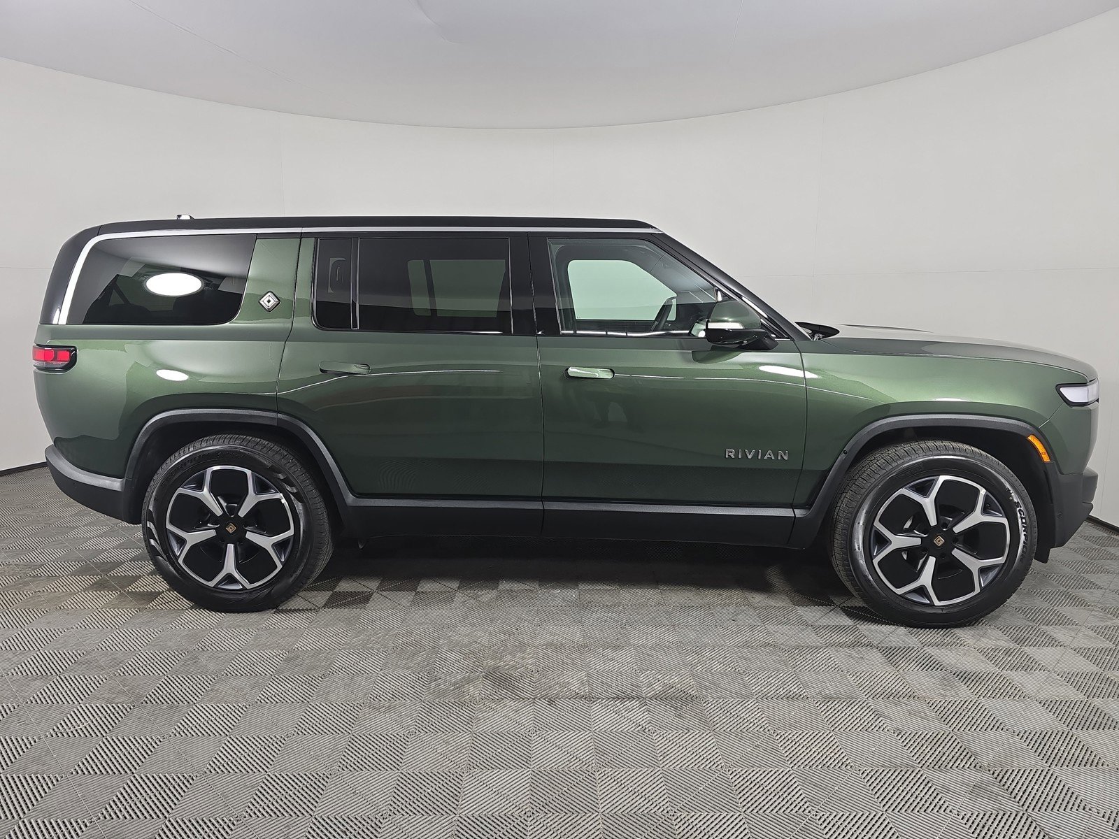 Used 2024 Rivian R1S Adventure AWD/4WD image 6