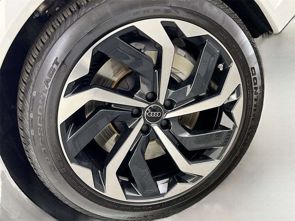 Used 2024 Audi Q8 e-tron Prestige image 31