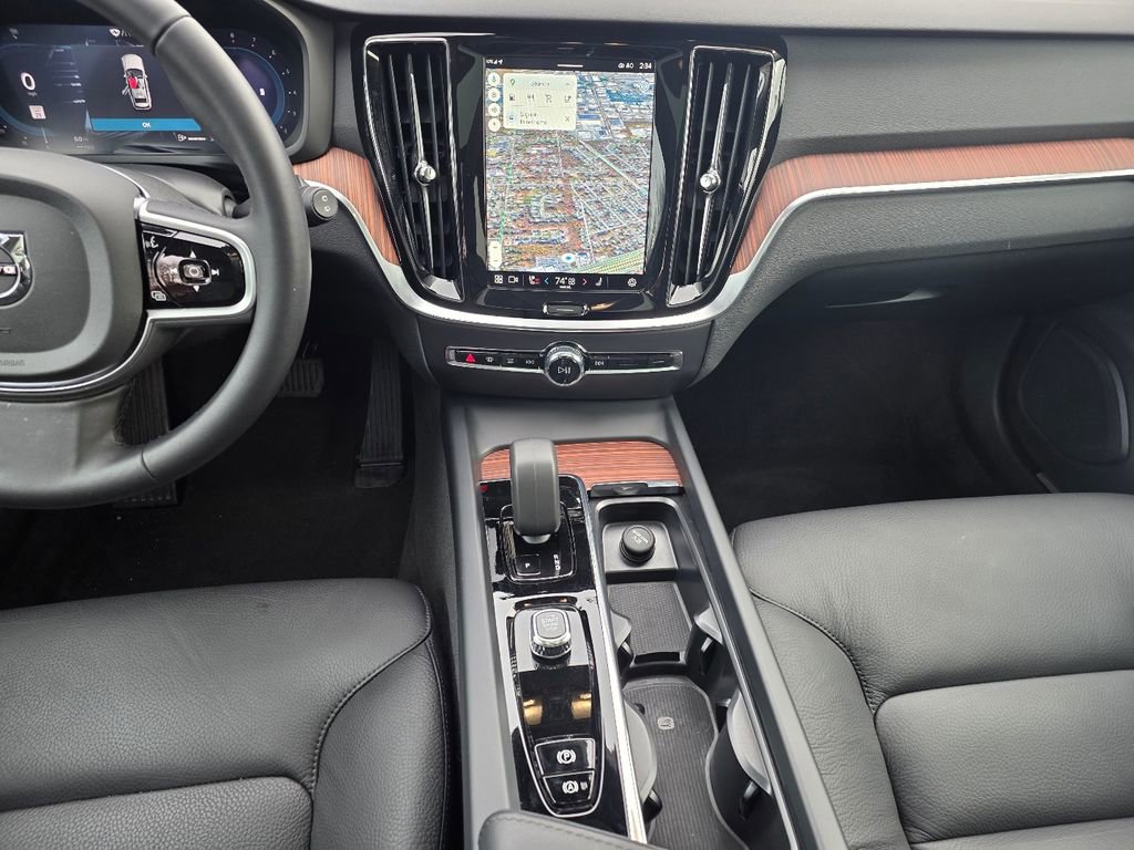Used 2025 Volvo V60 B5 Cross Country Plus image 15