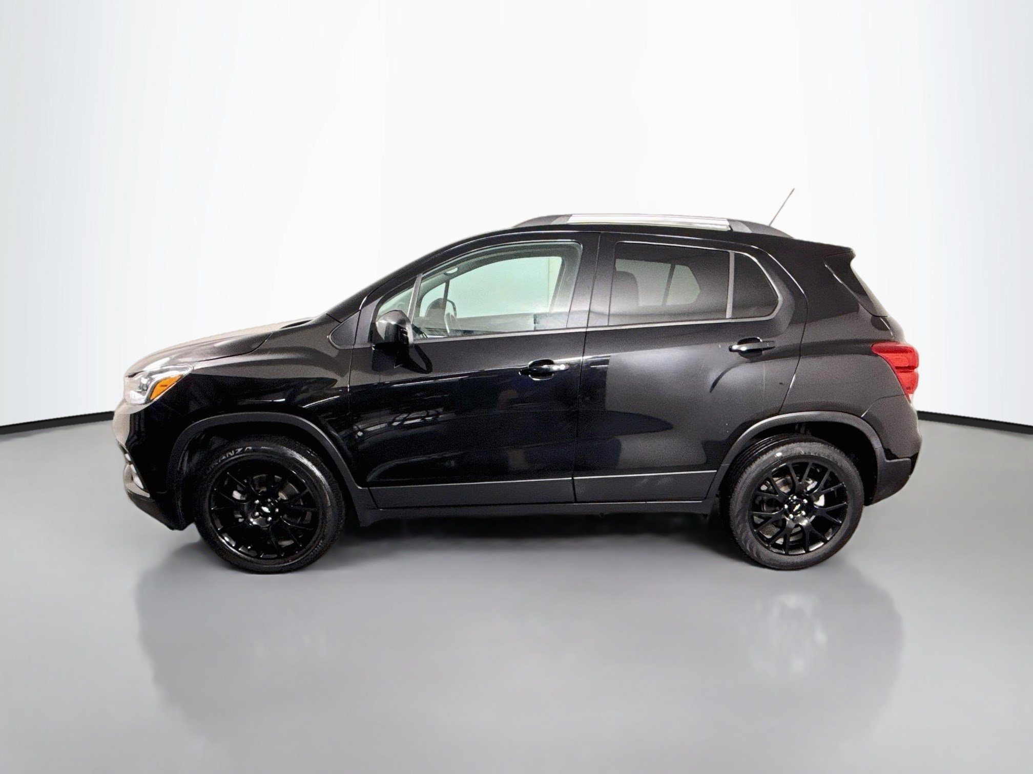Used 2022 Chevrolet Trax LT w/ Midnight Edition AWD/4WD image 6