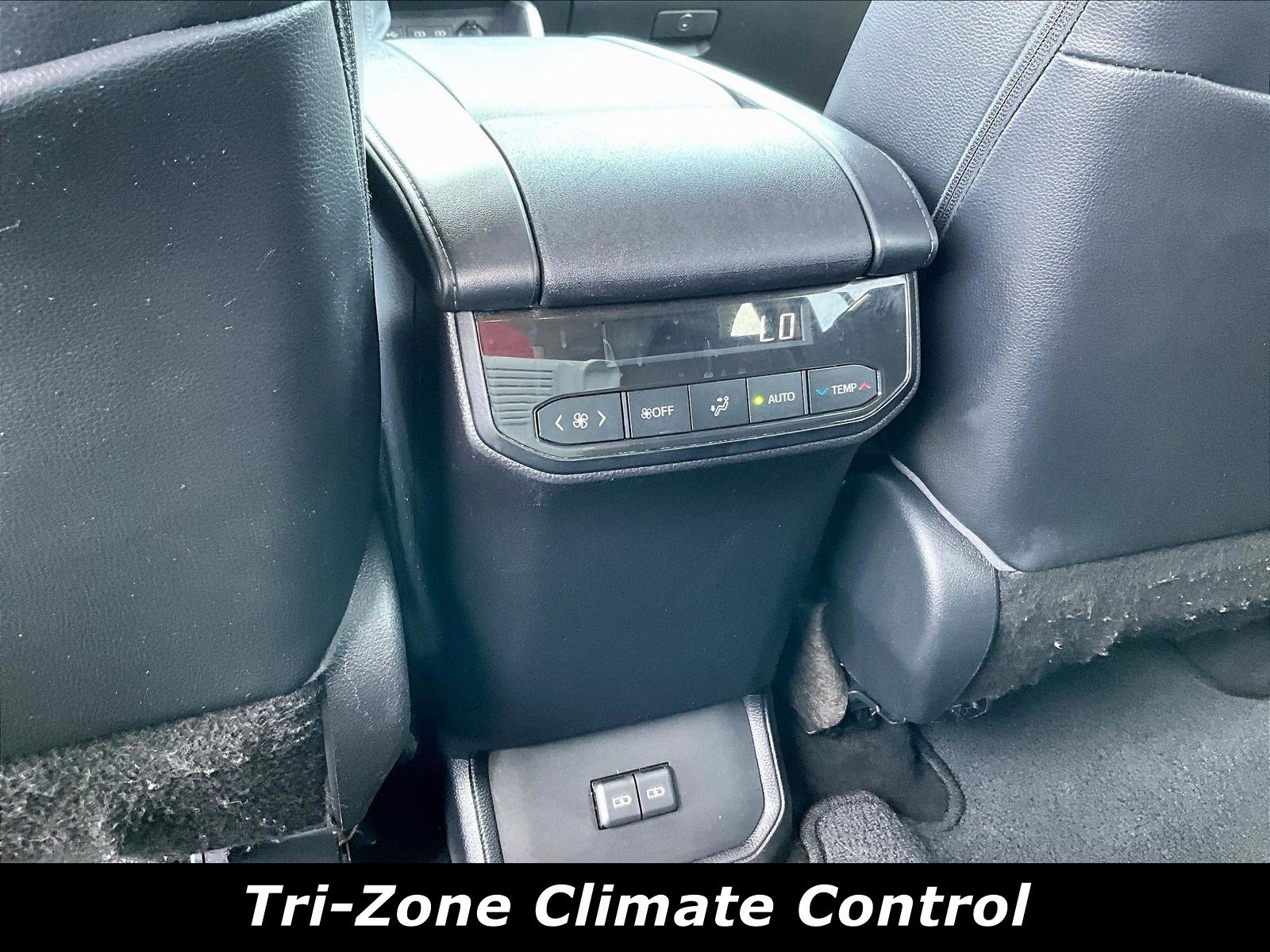 Used 2023 Toyota Highlander XLE AWD/4WD image 10