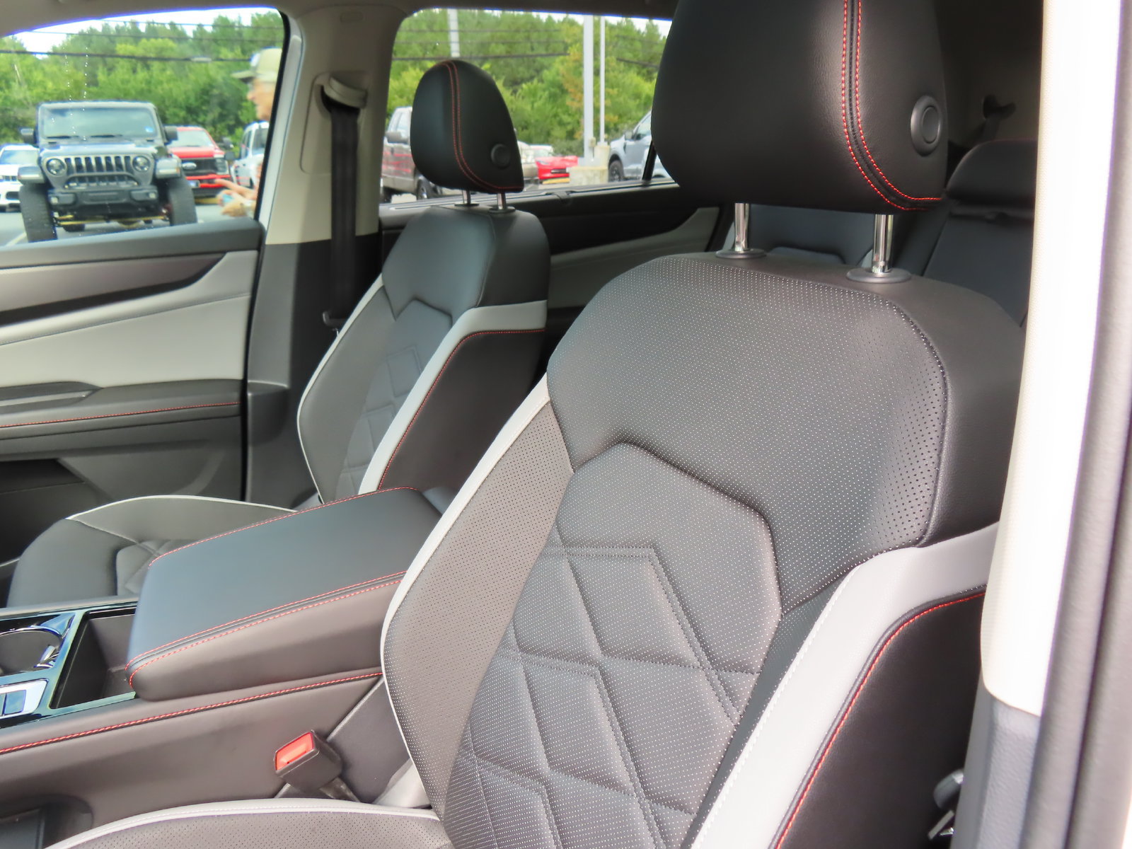 Used 2025 Volkswagen Atlas Peak Edition SE AWD/4WD image 31