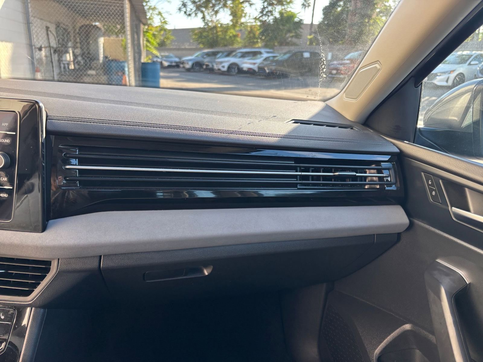 Used 2025 Volkswagen Jetta SE image 35