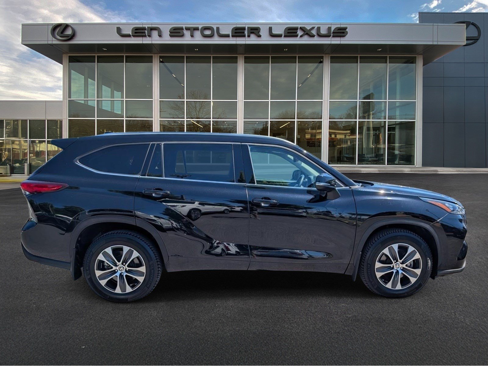 Used 2020 Toyota Highlander XLE AWD/4WD video 2