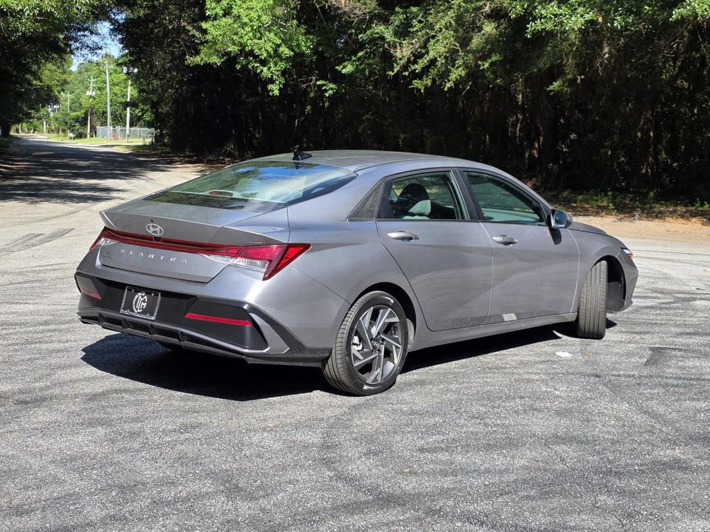 Used 2025 Hyundai Elantra SEL FWD image 5