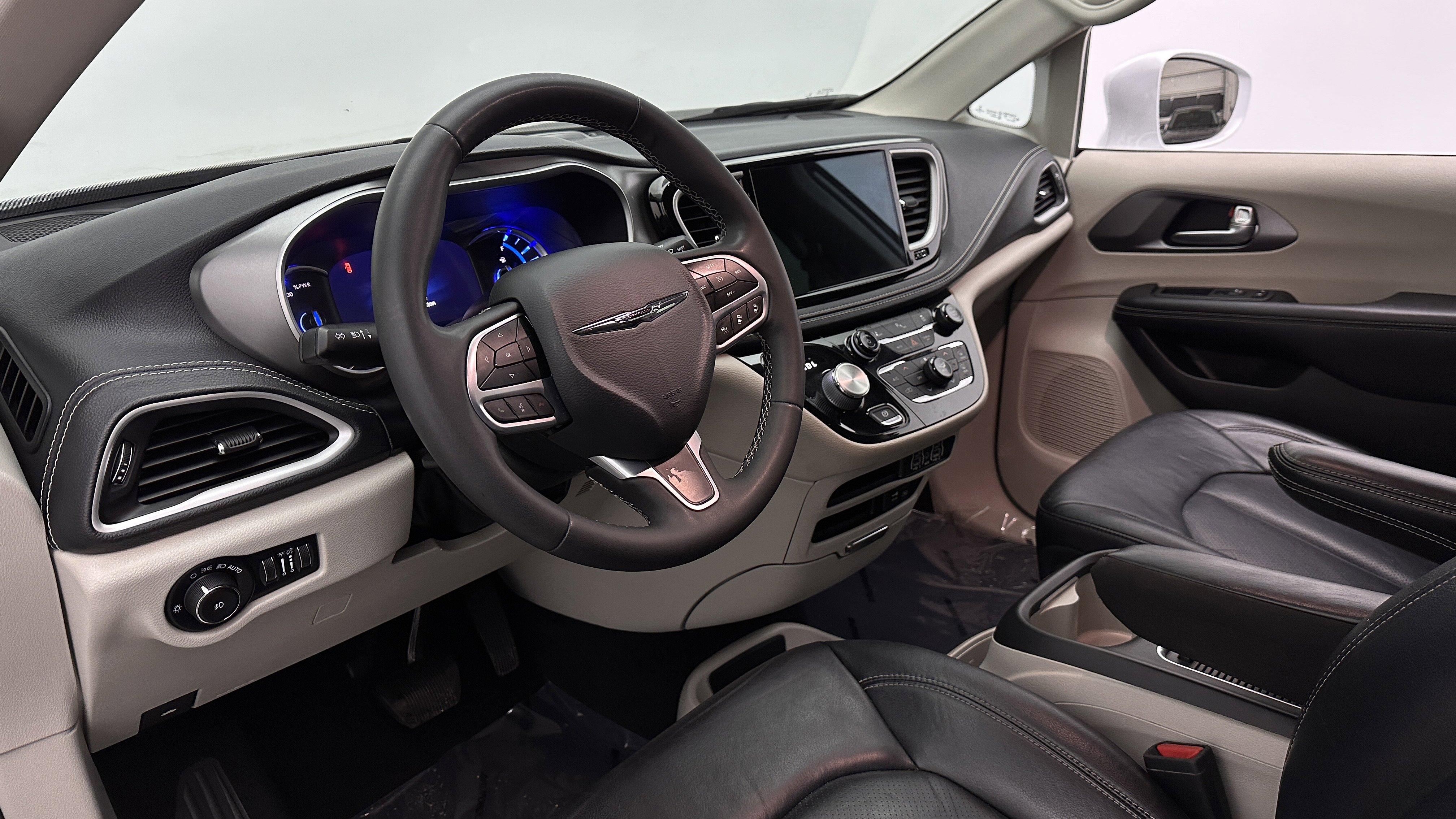 Used 2022 Chrysler Pacifica Touring-L FWD image 11