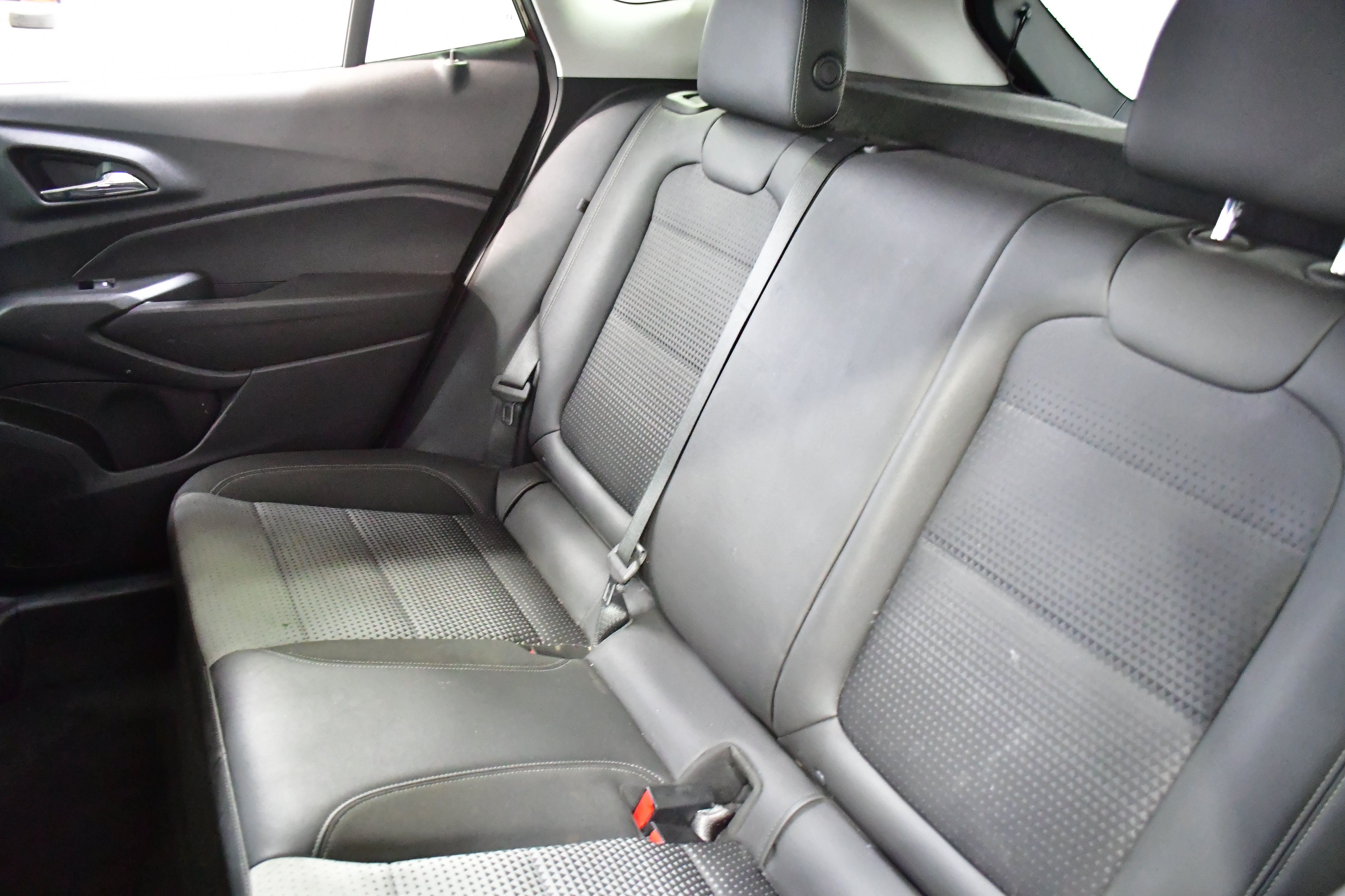 Used 2025 Chevrolet Trax LT w/ LT Convenience Package FWD image 11