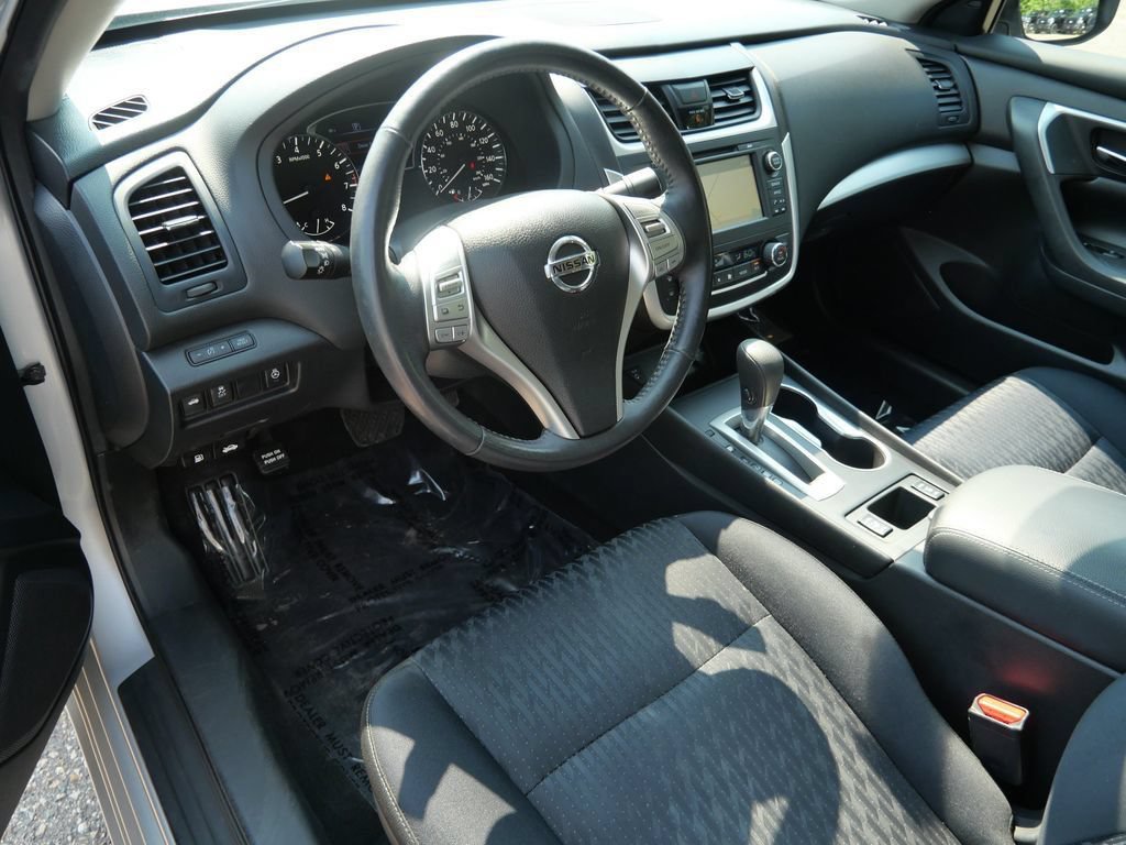 Used 2017 Nissan Altima 2.5 SV w/ Convenience Package FWD image 3