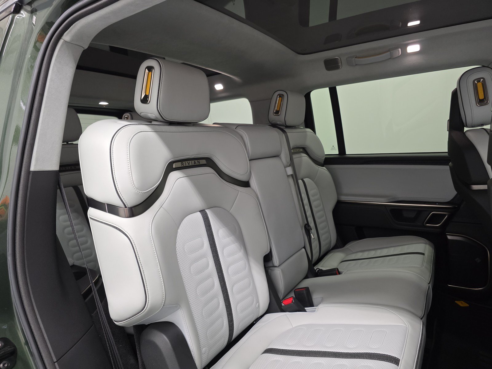 Used 2024 Rivian R1S Adventure AWD/4WD image 23