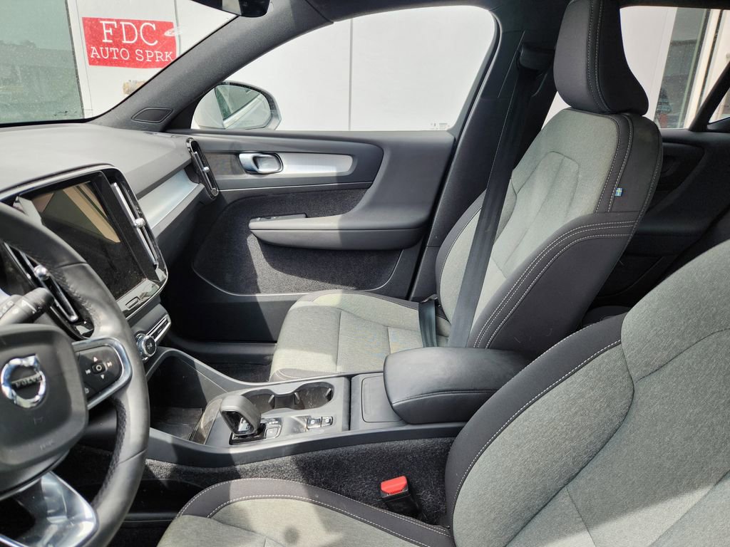Used 2024 Volvo XC40 B5 Core image 9