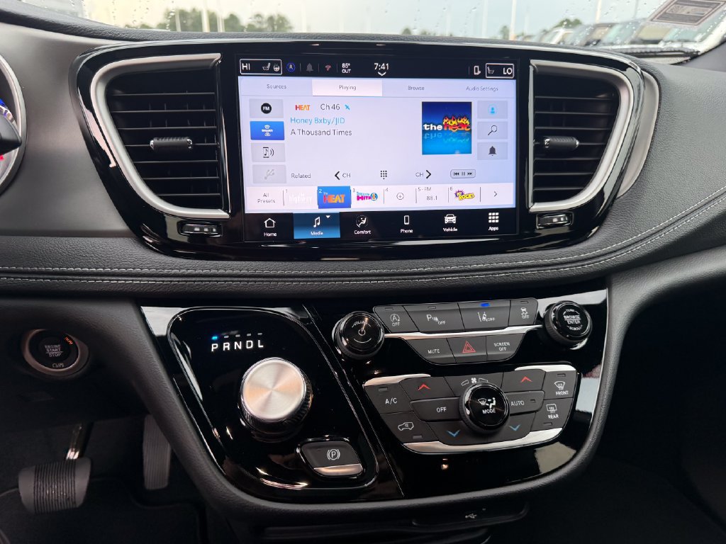 New 2027 Chrysler Pacifica Select FWD image 11