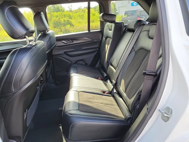 Used 2023 Jeep Grand Cherokee Altitude AWD/4WD image 20