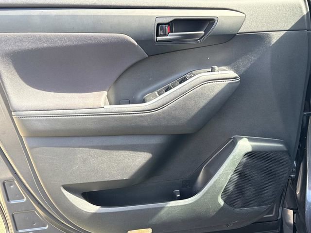 Used 2024 Toyota Highlander LE image 26