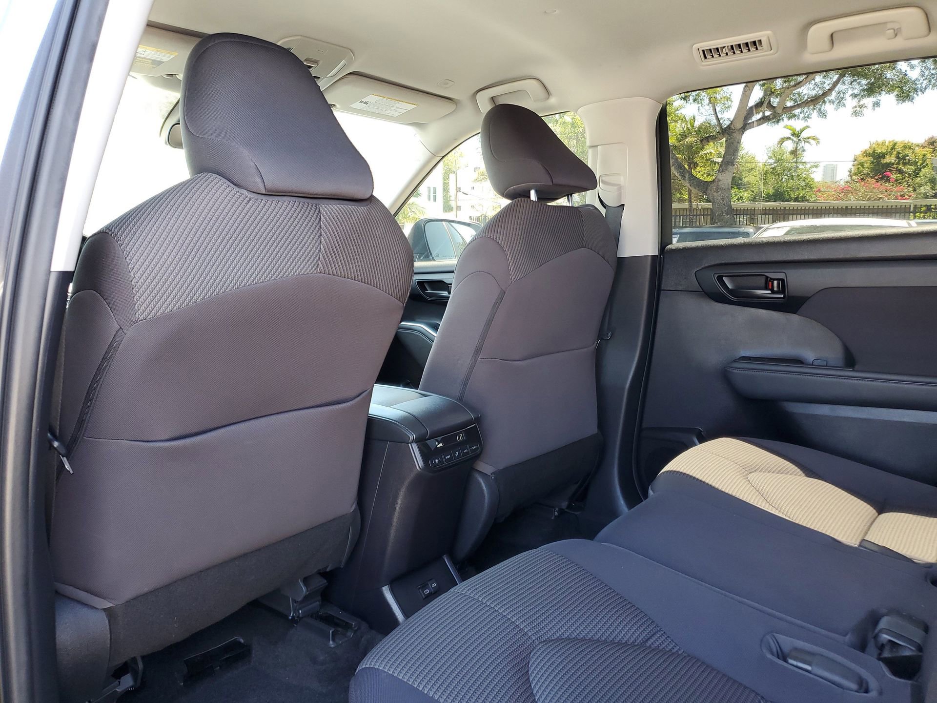 Used 2023 Toyota Highlander L image 10