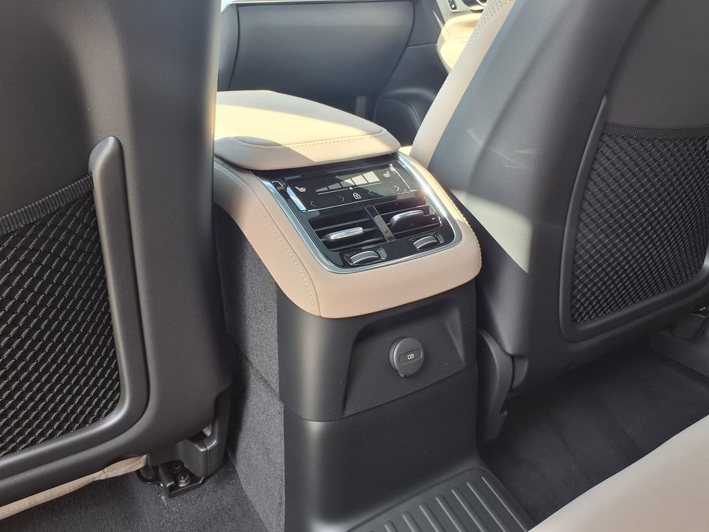 New 2026 Volvo XC90 T8 Ultra w/ Protection Package Premier AWD/4WD image 15