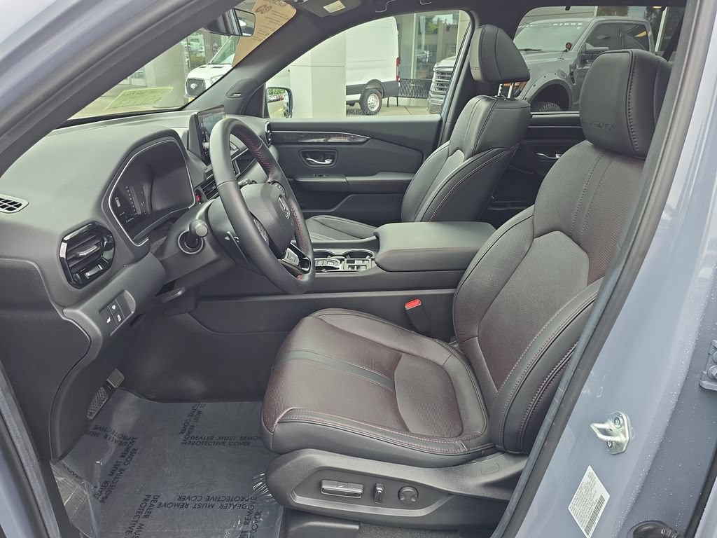 Used 2025 Honda Pilot Black Edition image 5