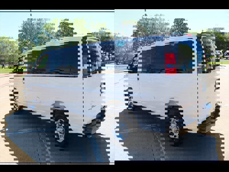 Used 2025 Chevrolet Express 3500 LS RWD image 4