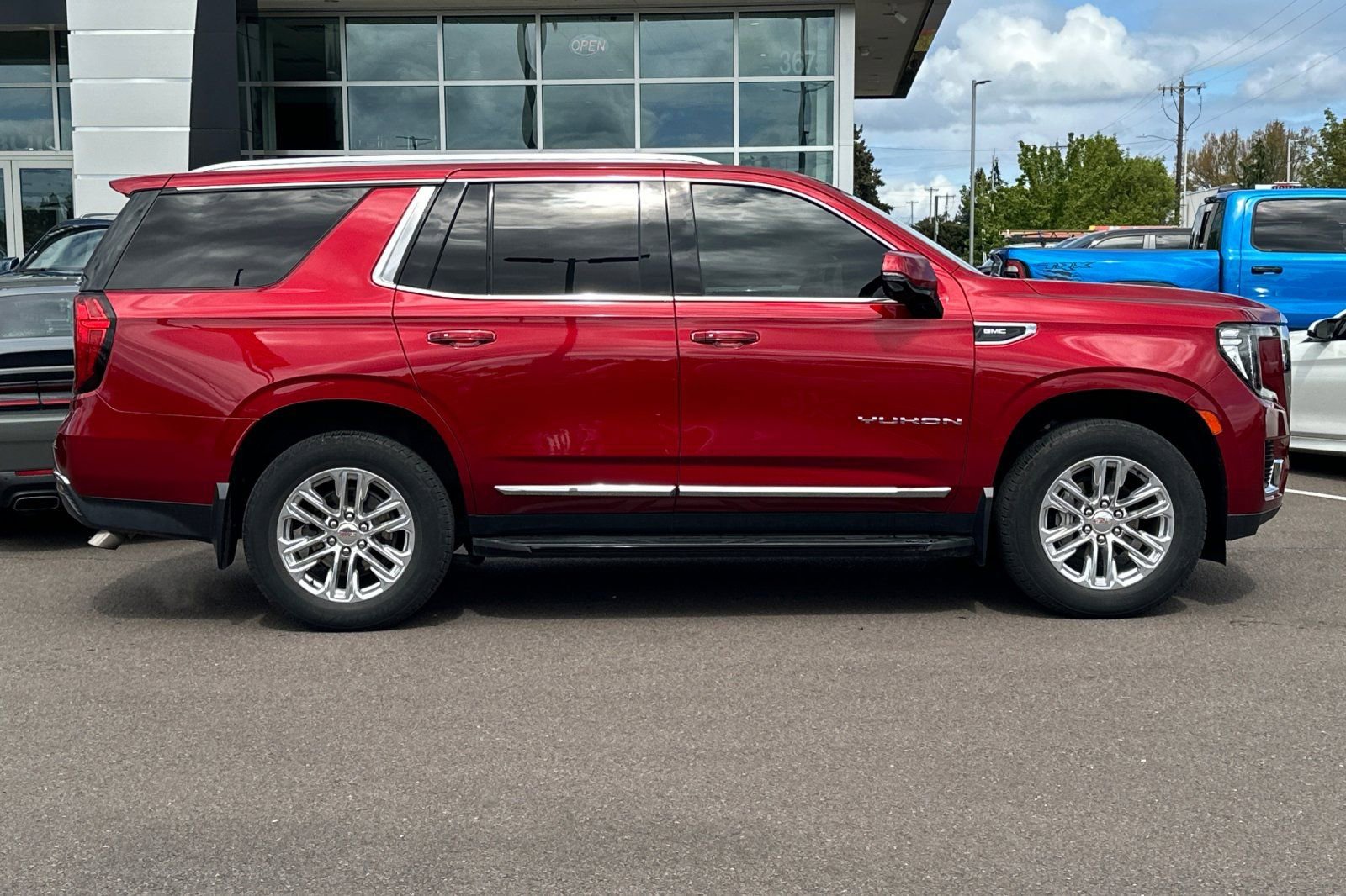 Used 2022 GMC Yukon SLT w/ SLT Luxury Package image 3