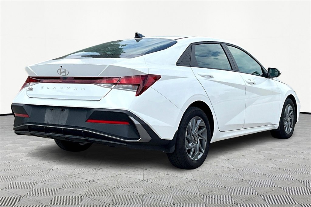Used 2024 Hyundai Elantra SEL image 2