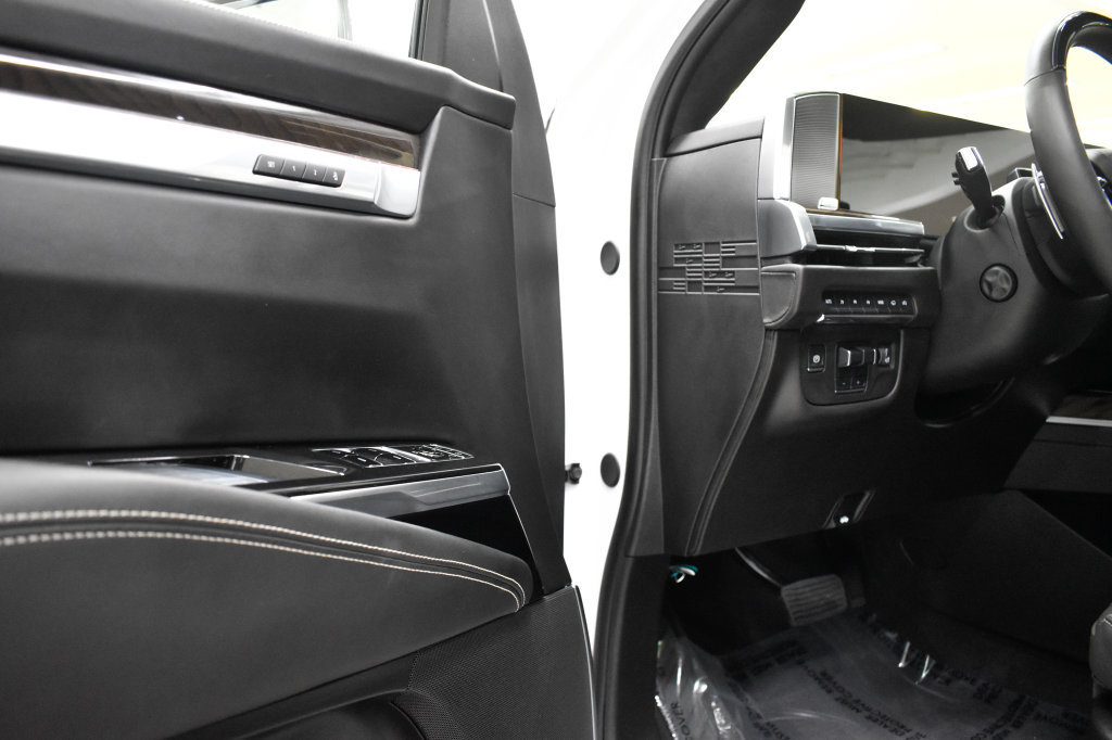Used 2025 Cadillac Escalade ESV Sport Platinum w/ LPO, Floor Liner Package AWD/4WD image 16