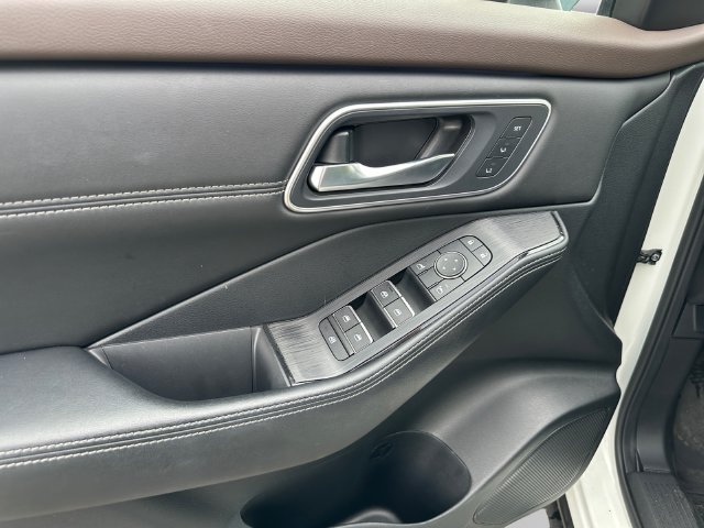 Used 2023 Nissan Rogue Platinum AWD/4WD image 11