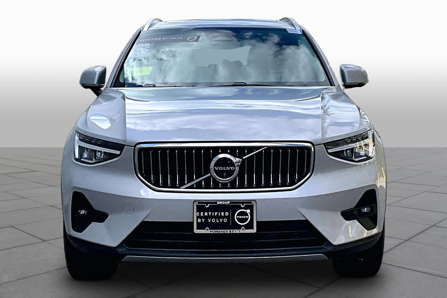 Used 2025 Volvo XC40 B5 Plus AWD/4WD image 4