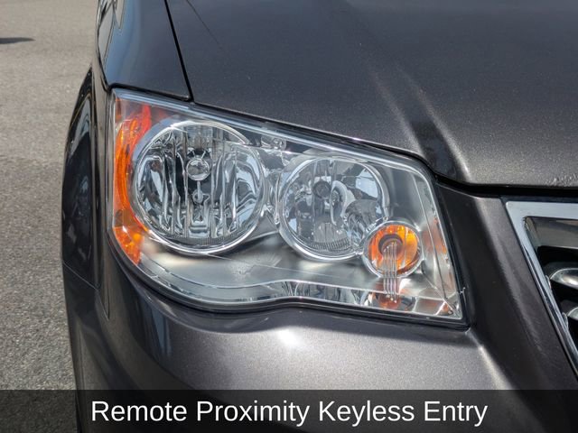 Used 2016 Chrysler Town & Country Touring-L FWD image 11
