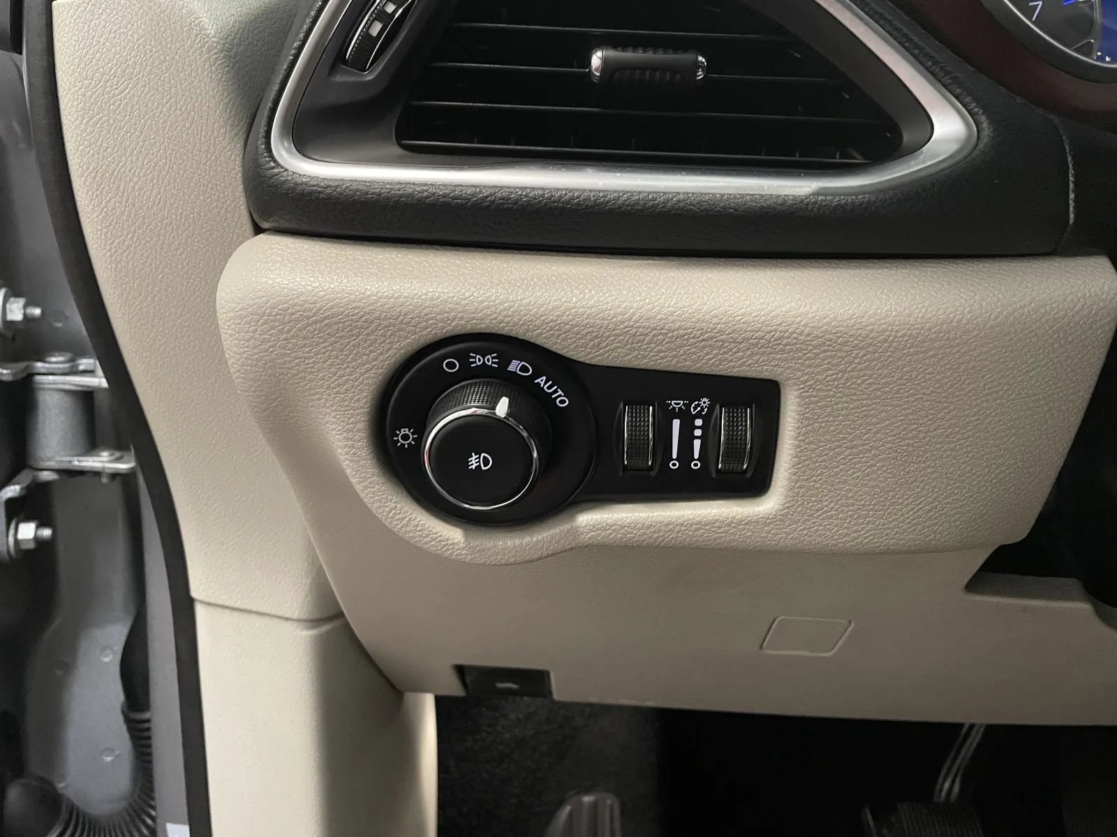 Used 2020 Chrysler Pacifica Limited FWD image 26