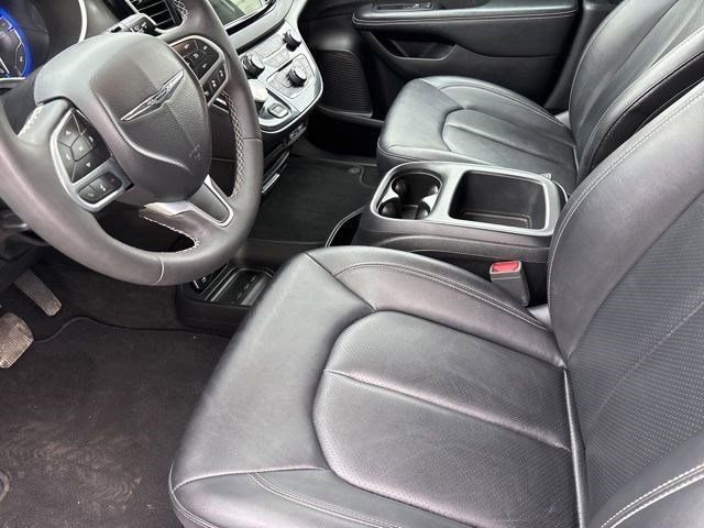 Used 2025 Chrysler Pacifica Select image 11