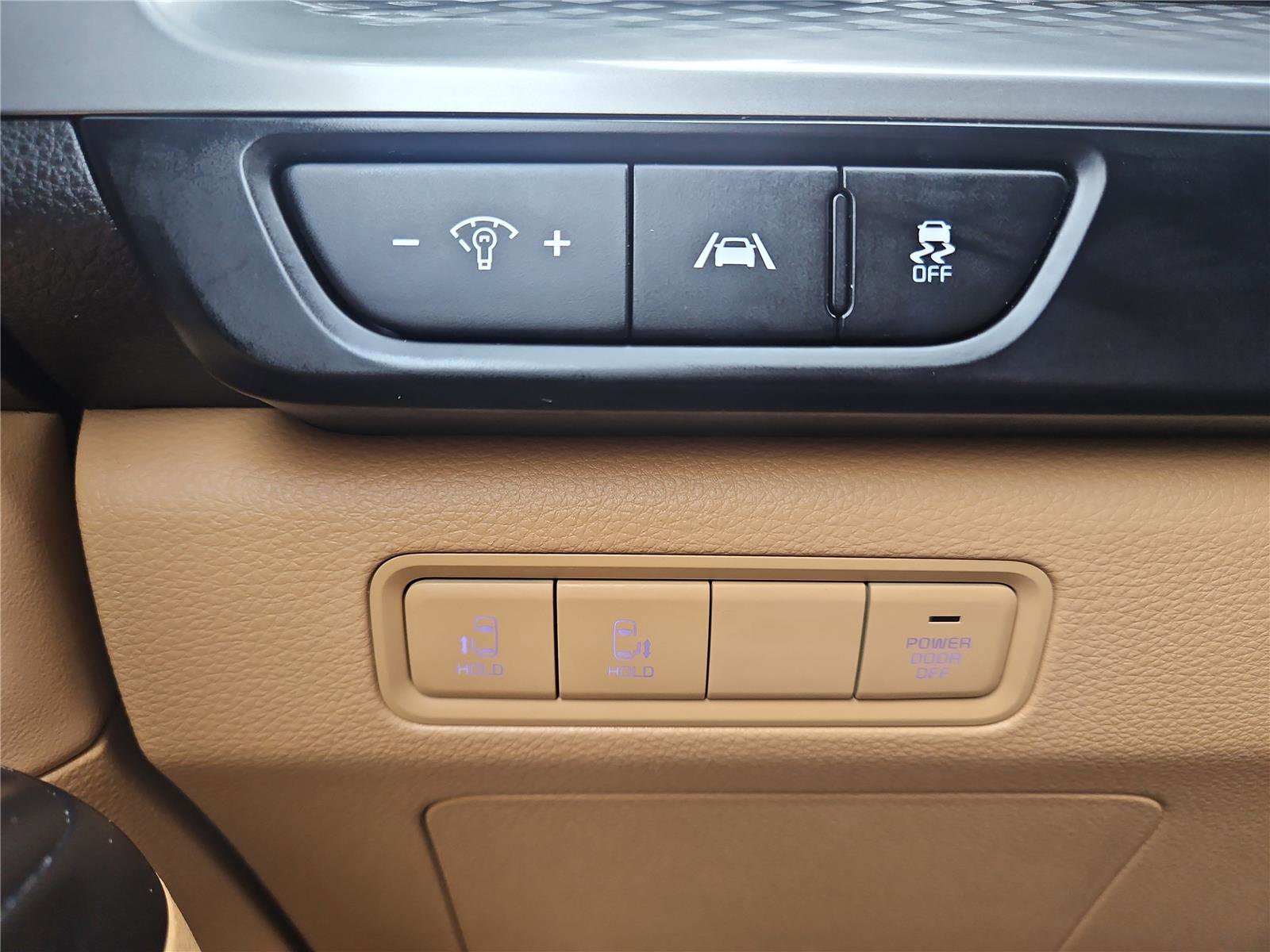 Used 2023 Kia Carnival LX image 16