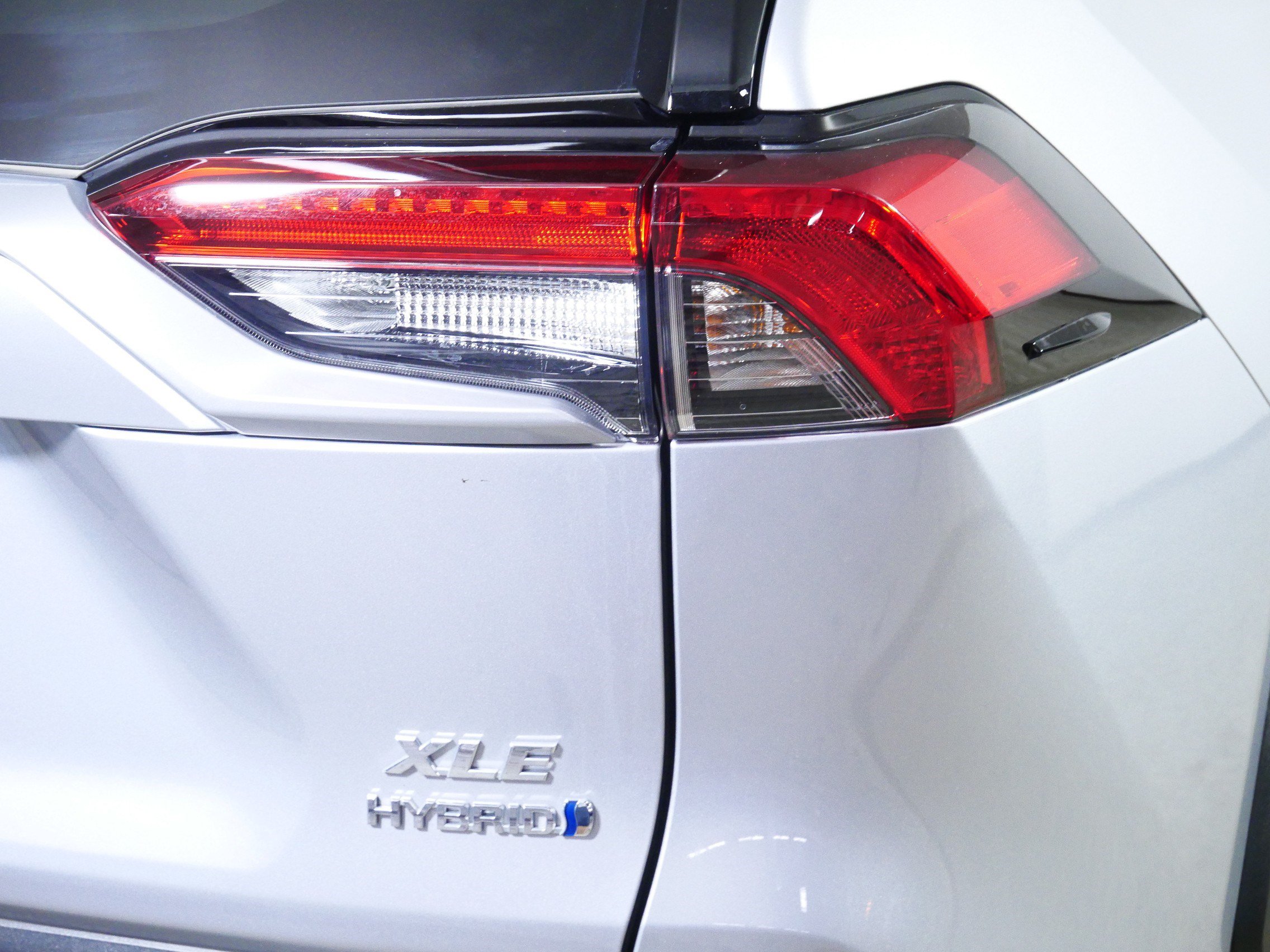 Used 2021 Toyota RAV4 XLE Premium AWD/4WD image 17