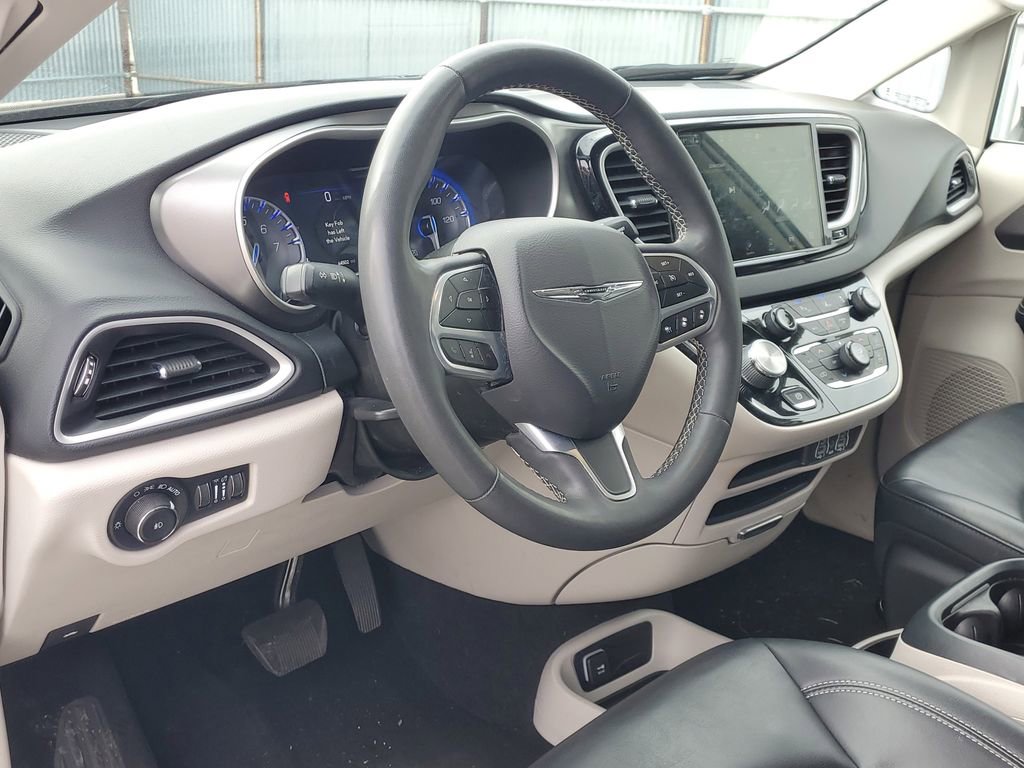 Used 2023 Chrysler Pacifica Touring-L FWD image 15