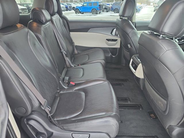 Used 2023 Kia Carnival LX image 15