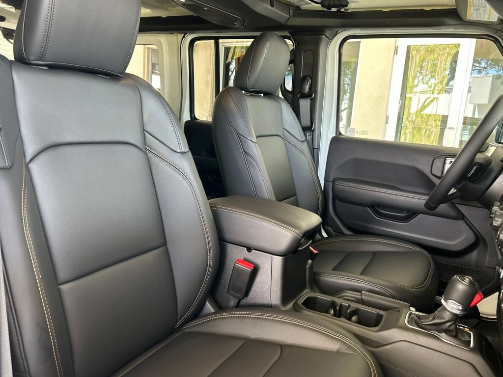 Used 2025 Jeep Wrangler Unlimited Sahara AWD/4WD image 24
