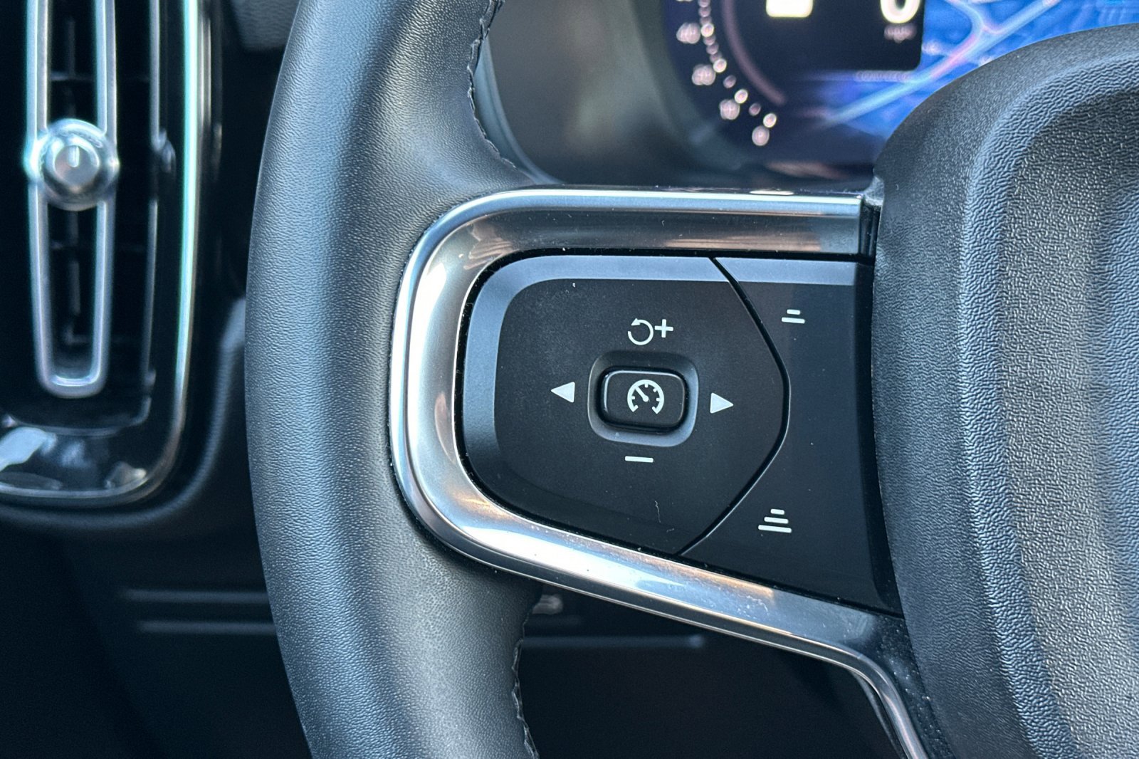 Certified 2023 Volvo XC40 Recharge Plus image 27