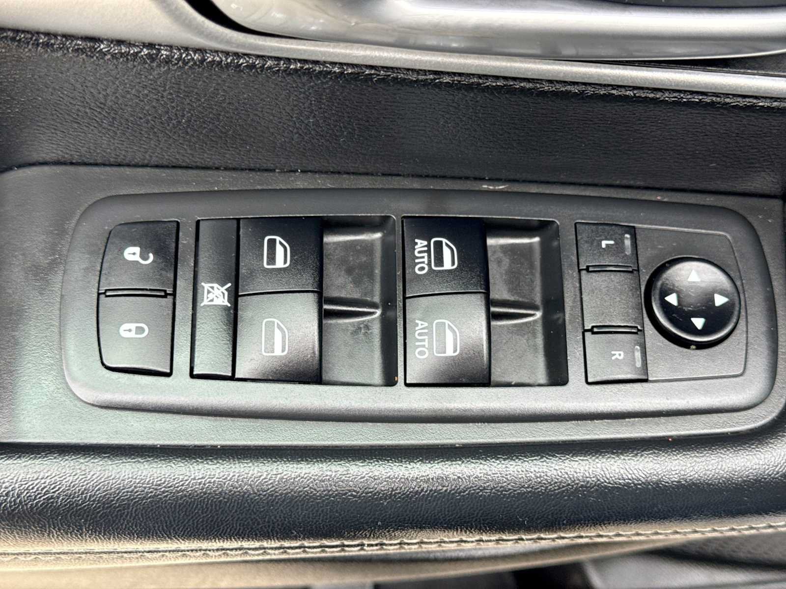 Used 2018 Chrysler Pacifica Touring-L w/ Advanced Safetytec Group FWD image 16