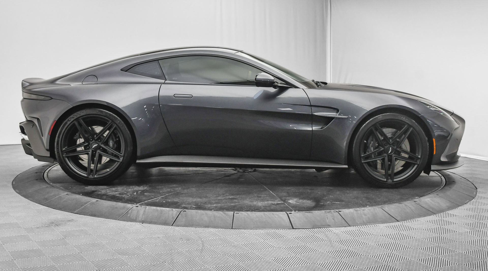 Used 2025 Aston Martin V8 Vantage Coupe image 10