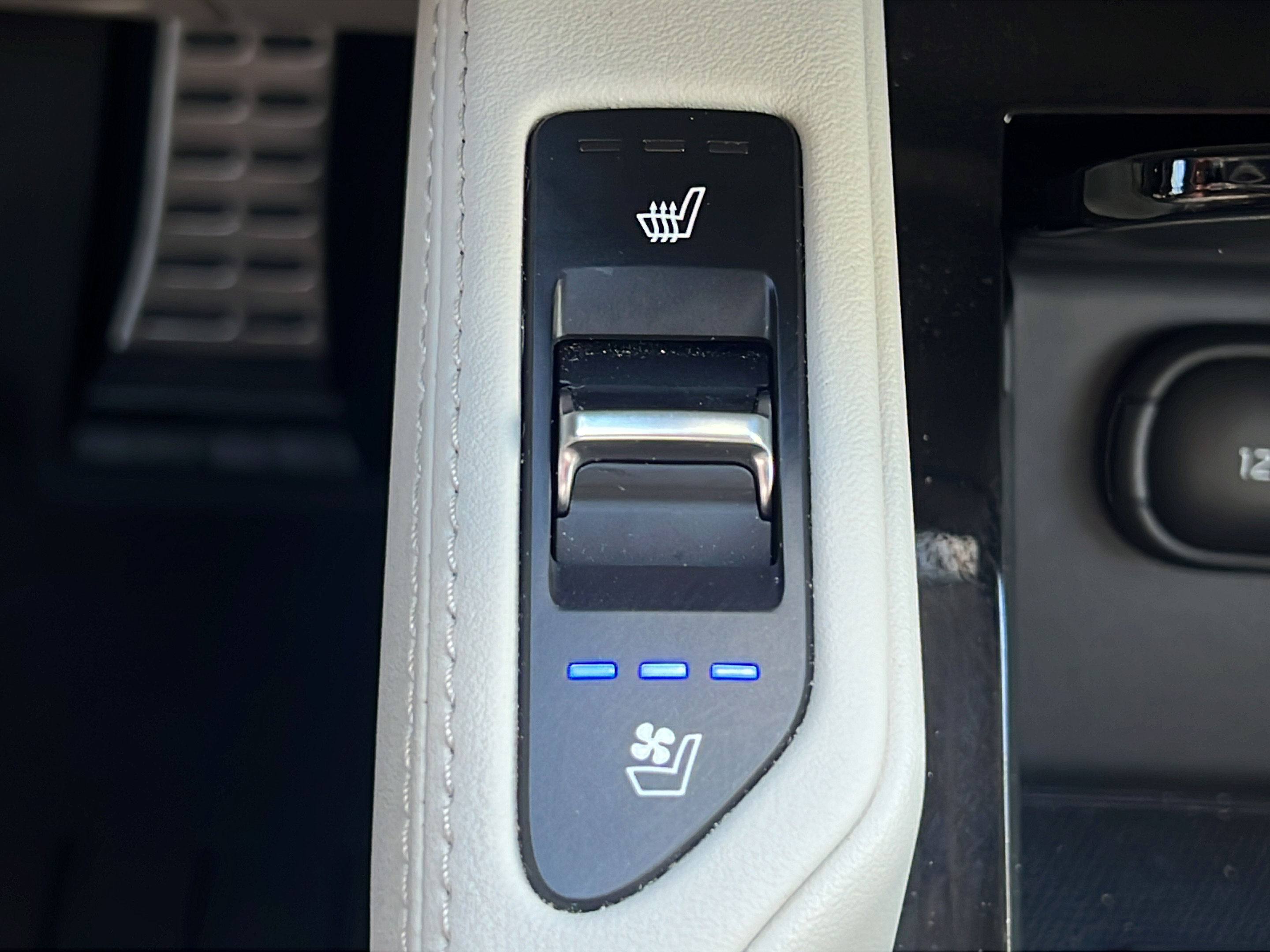 Certified 2022 Kia Telluride SX w/ Towing Package FWD image 19