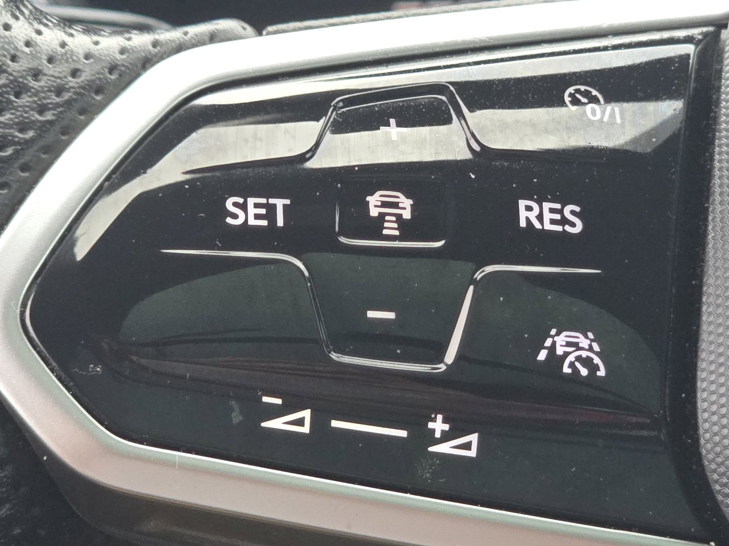 Used 2022 Volkswagen Tiguan SE R-Line AWD/4WD image 33