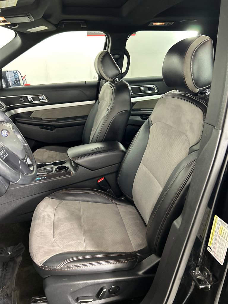 Used 2017 Ford Explorer XLT w/ Equipment Group 202A image 12