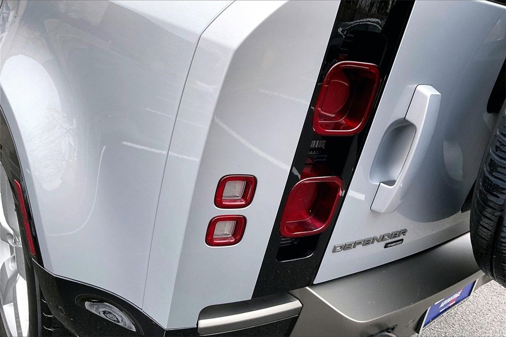 Used 2023 Land Rover Defender 110 X-Dynamic SE image 23